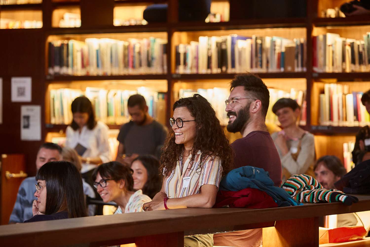 Dos personas sonríen. Están en la Biblioteca del Museo Reina Sofía