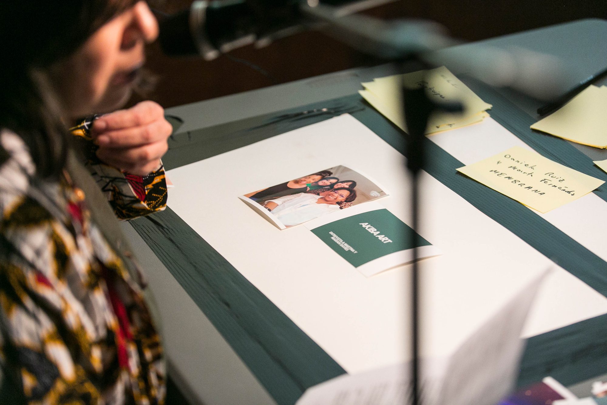 Fotografía de una mesa donde se presentan dos recortes de papel de las convocatorias de NOTAR II.